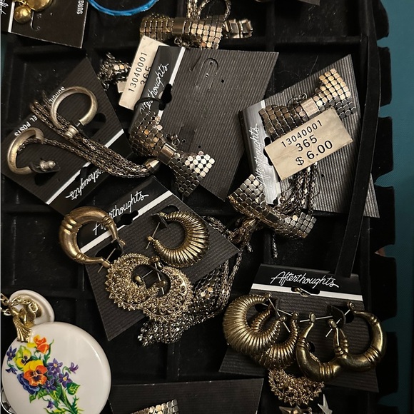 Lot of 30 random jewlry new and vintage mixed ALL WEARABLE Resellers - Picture 2 of 8